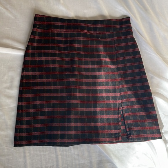 PULL & BEAR red plaid skirt - Picture 2 of 3